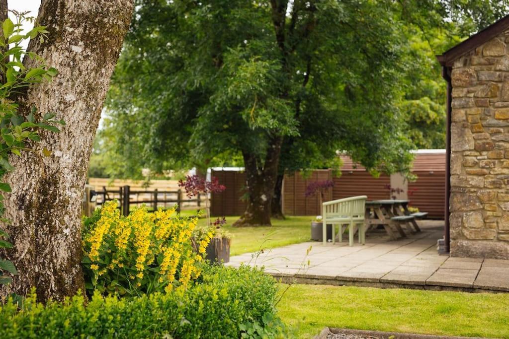 Barn Cottage - Family-Friendly Cottage With Heated Indoor Pool 哈佛威斯特 外观 照片