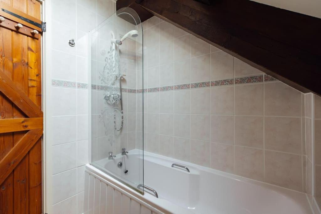 Barn Cottage - Family-Friendly Cottage With Heated Indoor Pool 哈佛威斯特 外观 照片