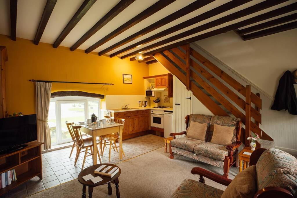 Barn Cottage - Family-Friendly Cottage With Heated Indoor Pool 哈佛威斯特 外观 照片