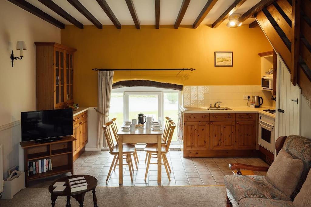 Barn Cottage - Family-Friendly Cottage With Heated Indoor Pool 哈佛威斯特 外观 照片